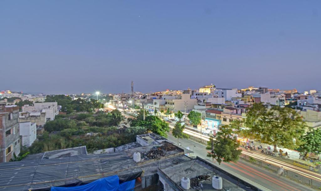 Treebo Paras Raj Near City Palace Udaipur Exterior foto